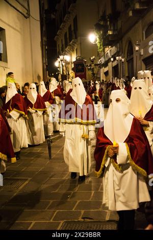 Chieti, Italia - 29 marzo 2024: Penitenti incappucciati durante la famosa processione del venerdì Santo a Chieti (Italia) Foto Stock