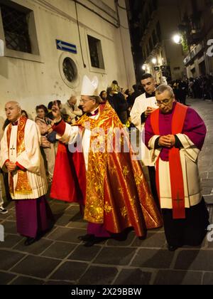 Chieti, Italia - 29 marzo 2024: Il Vescovo di Chieti durante la processione del venerdì Santo a Chieti Foto Stock