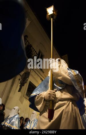 Chieti, Italia - 29 marzo 2024: Primo piano di un credente incappucciato con lampada durante la processione del venerdì Santo a Chieti, la più antica d'Italia Foto Stock