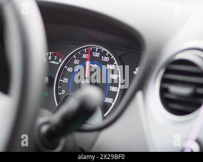 Il tachimetro di un'auto mostra una lettura di 140 km/h. La vettura si trova su un'autostrada e il conducente è probabile che stia viaggiando a velocità moderata Foto Stock