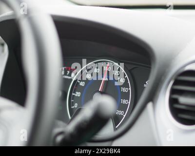 Il tachimetro di un'auto mostra una lettura di 140 km/h. La vettura si trova su un'autostrada e il conducente è probabile che stia viaggiando a velocità moderata Foto Stock