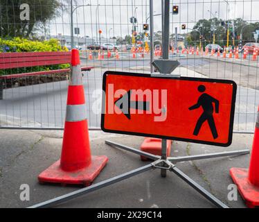 Cartello Man Walking Road di fronte a un sentiero chiuso. Coni e recinzioni stradali lungo la strada. Lavori stradali ad Auckland. Foto Stock