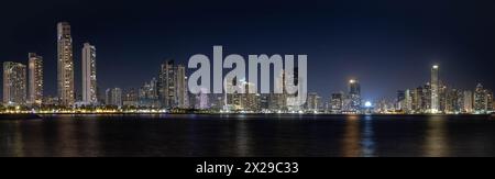 Skyline notturno con i grattacieli di Panama City Foto Stock