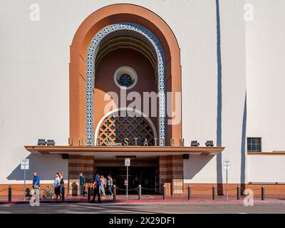 L'esterno della Union Station di Los Angeles, CALIFORNIA, è la più grande stazione ferroviaria degli Stati Uniti occidentali. È stata inaugurata nel 1939. Foto Stock