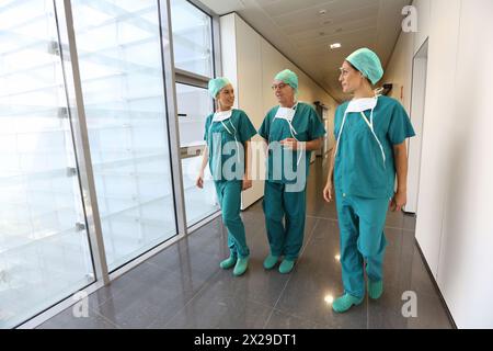 Chirurghi che camminano nel corridoio della sala operatoria, Onkologikoa Hospital, Oncology Institute, Case Center per la prevenzione, la diagnosi e il trattamento del cance Foto Stock