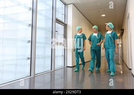 Chirurghi che camminano nel corridoio della sala operatoria, Onkologikoa Hospital, Oncology Institute, Case Center per la prevenzione, la diagnosi e il trattamento del cance Foto Stock