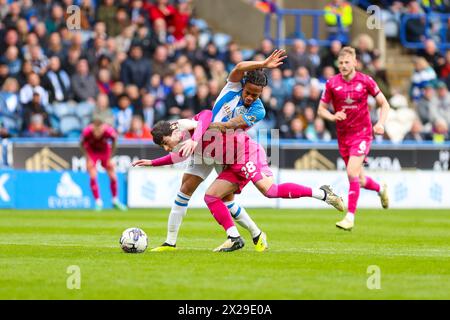 John Smith's Stadium, Huddersfield, Inghilterra - 20 aprile 2024 Liam Walsh (28) di Swansea City e David Kasumu (18) di Huddersfield Town si battono per la palla - durante la partita Huddersfield Town contro Swansea City, Sky Bet Championship, 2023/24, John Smith's Stadium, Huddersfield, Inghilterra - 20 aprile 2024 crediti: Mathew Marsden/WhiteRosePhotos/Alamy Live News Foto Stock