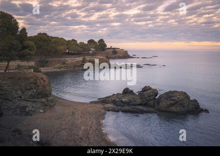 Tramonto tranquillo su un Seascape roccioso a Llanca, Catalogna Foto Stock