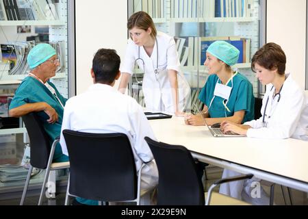 Chirurghi, riunione medica, sessione clinica, Onkologikoa Hospital, Oncology Institute, case Center per la prevenzione, la diagnosi e la cura del cancro, Foto Stock