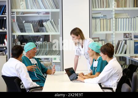 Chirurghi, riunione medica, sessione clinica, Onkologikoa Hospital, Oncology Institute, case Center per la prevenzione, la diagnosi e la cura del cancro, Foto Stock