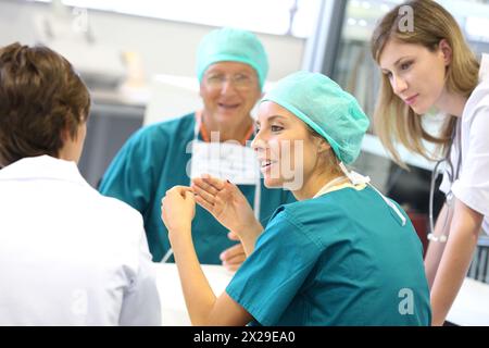 Chirurghi, riunione medica, sessione clinica, Onkologikoa Hospital, Oncology Institute, case Center per la prevenzione, la diagnosi e la cura del cancro, Foto Stock