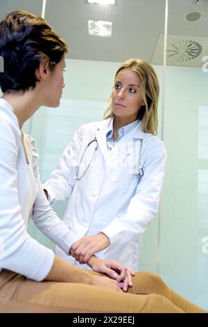 Medico con paziente, sala consultiva, ospedale Onkologikoa, Istituto Oncologico, Case Center per la prevenzione, la diagnosi e la cura del cancro, Donosti Foto Stock