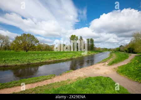 Il fiume Mersey vicino a Northenden nella Greater Manchester, Inghilterra. Luogo popolare per la gente del posto per passeggiare lungo la riva del fiume. Foto Stock