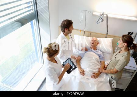 Medico curante al paziente in sala d'ospedale, Onkologikoa Hospital, Oncology Institute, Case Center per la prevenzione, la diagnosi e il trattamento del cancro, Foto Stock