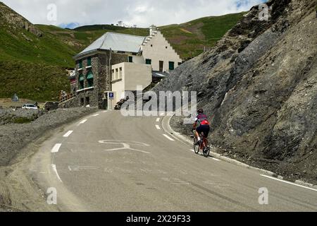 Col du Tourmalet, Francia - giugno 30 2021: Passo di montagna col du Tourmalet più alto di Pyrennes, famoso Tour de France Climb Foto Stock