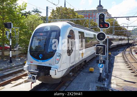 Treni. Commuter Train Station. Euskotren. Easo Square. Donostia. San Sebastian. Paese basco. Spagna. Foto Stock
