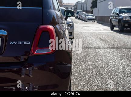 Felanitx, Spagna; gennaio 27 2024: Fiat 500 ibrida viola, parcheggiata per strada in una mattinata di sole. Isola di Maiorca, Spagna Foto Stock