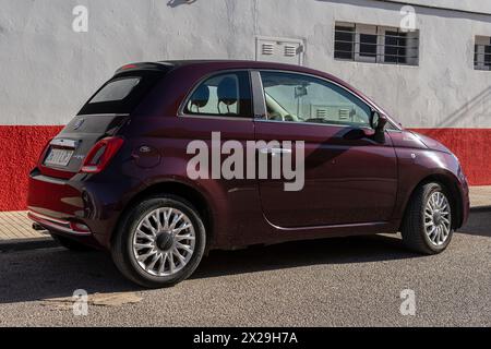 Felanitx, Spagna; gennaio 27 2024: Fiat 500 ibrida viola, parcheggiata per strada in una mattinata di sole. Isola di Maiorca, Spagna Foto Stock