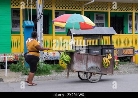 Venditore ambulante di banane per le strade di Puerto Viejo in Costa Rica Foto Stock