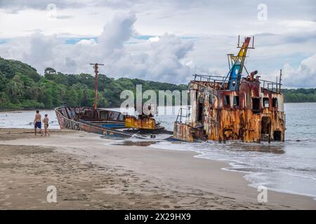 Resti di un naufragio su una spiaggia di Puerto Viejo, sulla costa caraibica della Costa Rica Foto Stock