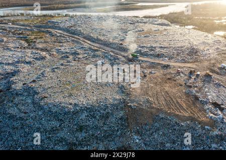 Scarico rifiuti. Vista aerea del cumulo di rifiuti in discarica. Scarico dei cingoli attraverso la discarica. Concetto di rischio biologico per l'ecosistema e l'ambiente sano Foto Stock