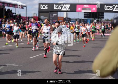 Corridori all'inizio della maratona TCS di Londra. Data foto: Domenica 21 aprile 2024. Foto Stock
