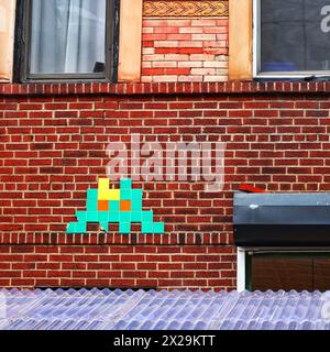 New York, Stati Uniti. 31 marzo 2023. Green Invader Alien with Orange Eyes sul negozio Ludlow Street Sweet Chick, Lower East Side. Daily Life, New York, USA. Crediti: ZUMA Press, Inc./Alamy Live News crediti: Nidpor/Alamy Live News Foto Stock