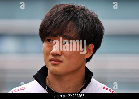 Shanghai, Cina. 21 aprile 2024. Yuki Tsunoda (JPN) camera e colazione 21.04.2024. Formula 1 World Championship, Rd 5, Chinese Grand Prix, Shanghai, Cina, giorno della gara. Il credito fotografico dovrebbe essere: XPB/Alamy Live News. Foto Stock