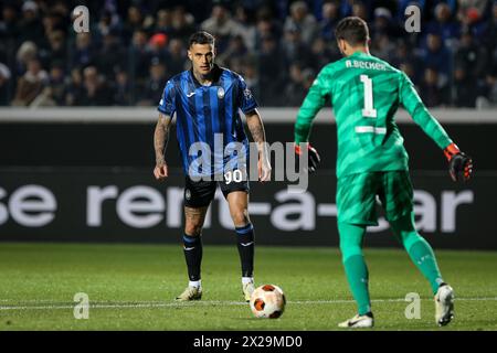 Bergamo, Italia, 18 aprile 2024. Scamacca e Alisson Becker durante la partita tra Atalanta e Liverpool per UEFA Europa League allo stadio Gewiss Foto Stock