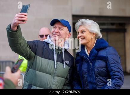 Londra, Regno Unito. 21 aprile 2024. Angela Rippon, giornalista e presentatrice televisiva, presso i BBC Studios. Crediti: Mark Thomas/Alamy Live News Foto Stock