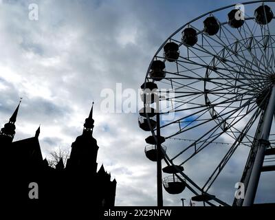 Ruota panoramica al mercato di Stralsund durante l'Avvento. Design tecnico e simmetria straordinari rendono questo soggetto fotografico straordinario Foto Stock