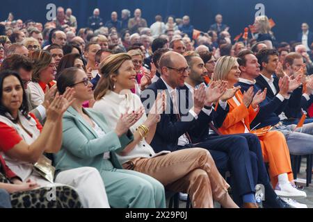 Mechelen, Belgio. 21 aprile 2024. Segretario di Stato Nicole de Moor (2L), Ministro dell'interno Annelies Verlinden, Ministro delle Finanze Vincent Van Peteghem, Presidente del CD&V Sammy Mahdi, Ministro fiammingo Hilde Crevits, Ministro fiammingo Jo Brouns e Ministro fiammingo Benjamin dalle foto durante il congresso elettorale del partito cristiano democratico fiammingo CD&V, domenica 21 aprile 2024 a Mechelen. BELGA FOTO NICOLAS MAETERLINCK credito: Belga News Agency/Alamy Live News Foto Stock