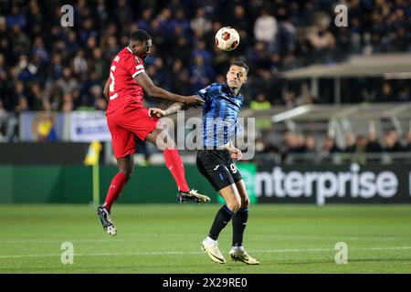 Bergamo, Italia, 18 aprile 2024. Konaté e Scamacca durante la partita tra Atalanta e Liverpool per UEFA Europa League allo stadio Gewiss di Bergam Foto Stock