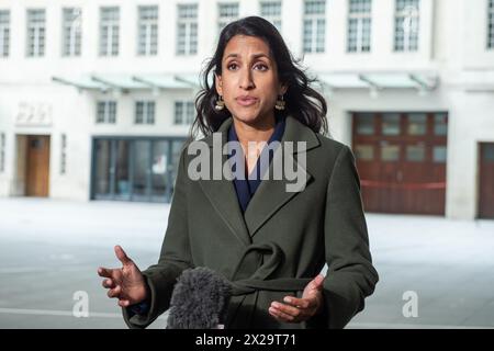 Londra, Regno Unito. 21 aprile 2024. Claire Coutinho, segretaria di Stato per la sicurezza energetica e Net Zero, viene intervistata al di fuori dei BBC Studios dopo la sua apparizione di domenica con Laura Kuenssberg. Crediti: Thomas Krych/Alamy Live News Foto Stock