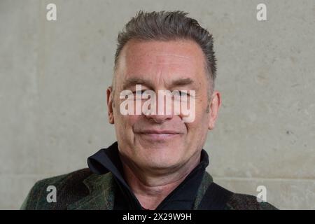 Londra, Regno Unito. 21 aprile 2024. Il naturalista, fotografo naturalistico, presentatore televisivo e autore Chris Packham viene visto fuori dai BBC Studios dopo essere apparso domenica con Laura Kuenssberg. Crediti: Thomas Krych/Alamy Live News Foto Stock