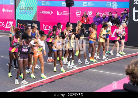 Londra, Regno Unito. 21 aprile 2024. TCS London Marathon sulla linea di partenza blu con donne Elite: Joyciline Jpkossgei, Ruth Chepngetich, brigid kosgei, Tigst Assefa, Peres Jepchirchir e Yalemzerf Yehualaw. Crediti: xiu bao/Alamy Live News Foto Stock