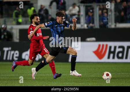 Bergamo, Italia, 18 aprile 2024. Salah e Ruggeri durante la partita tra Atalanta e Liverpool per UEFA Europa League allo stadio Gewiss di Bergamo. Foto Stock