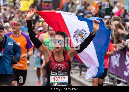 Tower Hill, Londra, Regno Unito. 21 aprile 2024. Circa 50.000 persone partecipano alla maratona TCS di Londra del 2024, tra cui i migliori runner e gli atleti in sedia a rotelle del mondo. Le masse di corridori del club e del divertimento li seguono, con molti che raccolgono grandi somme per beneficenza e spesso corrono in abiti eleganti e puntano al Guinness dei primati per varie classi. La runner paraguaiana Shirley Aguirre Foto Stock