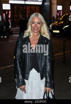 Denise Van Outen, Caprice Bourret, GOK Wan e Victoria Ekanoye sono visti dietro le quinte con Duncan James mentre assistono all'ultima serata sold out di Blue al London Palladium nella foto: Denise Van Outen Ref: SPL10820978 210424 foto NON ESCLUSIVA di: Brett D. Cove / SplashNews.com Splash News and Pictures **USA IMMAGINI O FILMATI PIXELATI PER BAMBINI SE IL TUO TERRITORIO LO RICHIEDE** USA: 310-525-5808 UK: 020 8126 1009 eamteam@shutterstock.com World Rights, Foto Stock