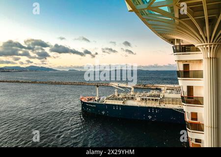 Genova, Italia - 3 dicembre 2023: Vista panoramica del porto di Genova sulla costa mediterranea al mattino presto. La nave da carico entra nel porto di Genova, Italia Foto Stock