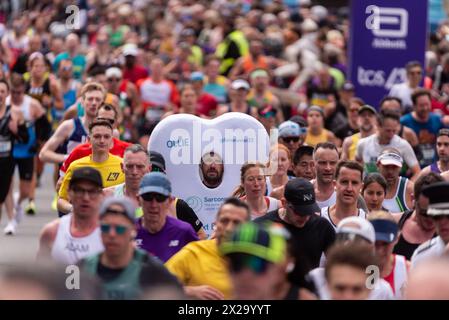 Tower Hill, Londra, Regno Unito. 21 aprile 2024. Circa 50.000 persone partecipano alla maratona TCS di Londra del 2024, tra cui i migliori runner e gli atleti in sedia a rotelle del mondo. Le masse di corridori del club e del divertimento li seguono, con molti che raccolgono grandi somme per beneficenza e spesso corrono in abiti eleganti e puntano al Guinness dei primati per varie classi. Corridore di beneficenza in costume tra corridori divertenti Foto Stock