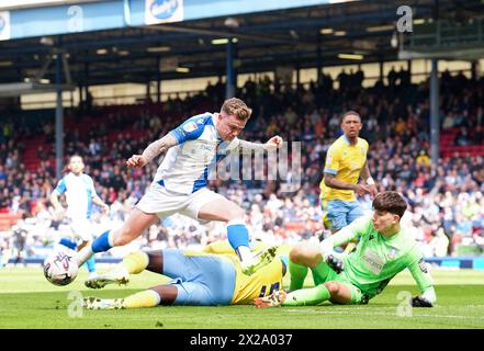 Sammie Szmodics dei Blackburn Rovers (a sinistra) è bloccato da Bambo Diaby (centro) dello Sheffield Wednesday e dal portiere James Beadle durante il match per il titolo Sky Bet a Ewood Park, Blackburn. Data foto: Domenica 21 aprile 2024. Foto Stock