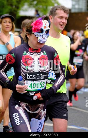 Londra, Regno Unito. 21 aprile 2024. Londra. I Charaters che corrono la Maratona di Londra passando per Greenwich South East London, il segno di 10 miglia credito: Paul Chambers/Alamy Live News Foto Stock