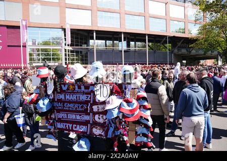 Sciarpe e cappelli in vendita fuori terra prima della partita di Premier League a Villa Park, Birmingham. Data foto: Domenica 21 aprile 2024. Foto Stock