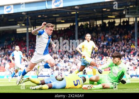 Sammie Szmodics dei Blackburn Rovers (a sinistra) è bloccato da Bambo Diaby (centro) dello Sheffield Wednesday e dal portiere James Beadle durante il match per il titolo Sky Bet a Ewood Park, Blackburn. Data foto: Domenica 21 aprile 2024. Foto Stock