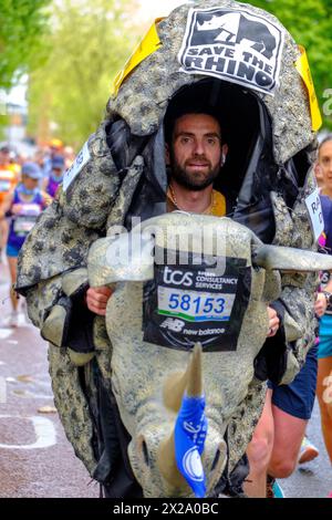Londra, Regno Unito. 21 aprile 2024. Londra. I Charaters che corrono la Maratona di Londra passando per Greenwich South East London, il segno di 10 miglia credito: Paul Chambers/Alamy Live News Foto Stock