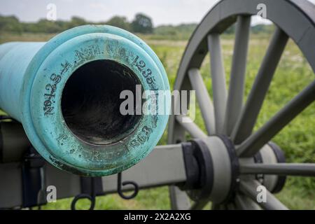 Guardando in basso la canna di un antico cannone al Gettysburg National Military Park di Gettysburg, Pennsylvania, Stati Uniti. Foto Stock