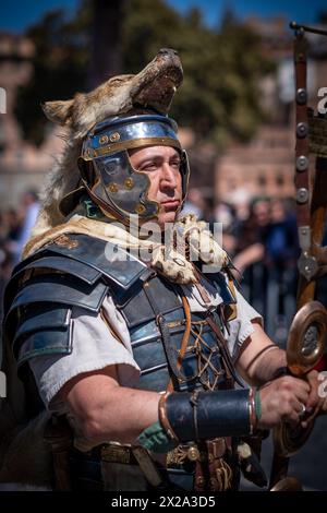 Roma, RM, Italia. 21 aprile 2024. In occasione del suo 2777° anniversario, i cittadini romani celebrano il compleanno della città Eterna con una sfilata in costume e le rievocazioni degli antichi rituali romani. (Credit Image: © Marco di Gianvito/ZUMA Press Wire) SOLO PER USO EDITORIALE! Non per USO commerciale! Crediti: ZUMA Press, Inc./Alamy Live News Foto Stock