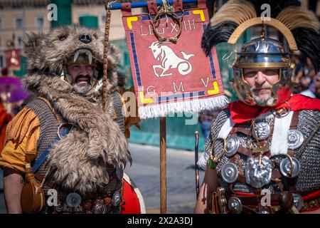 Roma, RM, Italia. 21 aprile 2024. In occasione del suo 2777° anniversario, i cittadini romani celebrano il compleanno della città Eterna con una sfilata in costume e le rievocazioni degli antichi rituali romani. (Credit Image: © Marco di Gianvito/ZUMA Press Wire) SOLO PER USO EDITORIALE! Non per USO commerciale! Crediti: ZUMA Press, Inc./Alamy Live News Foto Stock