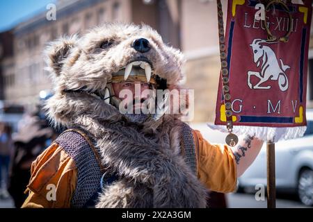 Roma, RM, Italia. 21 aprile 2024. In occasione del suo 2777° anniversario, i cittadini romani celebrano il compleanno della città Eterna con una sfilata in costume e le rievocazioni degli antichi rituali romani. (Credit Image: © Marco di Gianvito/ZUMA Press Wire) SOLO PER USO EDITORIALE! Non per USO commerciale! Crediti: ZUMA Press, Inc./Alamy Live News Foto Stock